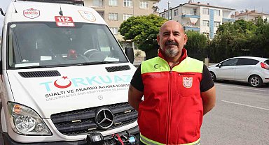 Su altında kalan mezarların başında dua etti