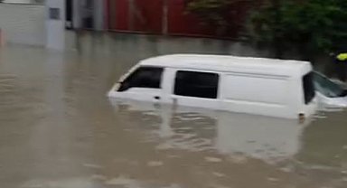 Su baskının ilk anları kamerada: Araçlar böyle sürüklendi