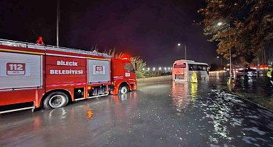 Su birikintisinde mahsur kalan işçi servisini AFAD ve itfaiye kurtardı