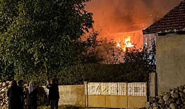 Şuhut'ta korkutan ev yangını: Mahalleli sokağa döküldü