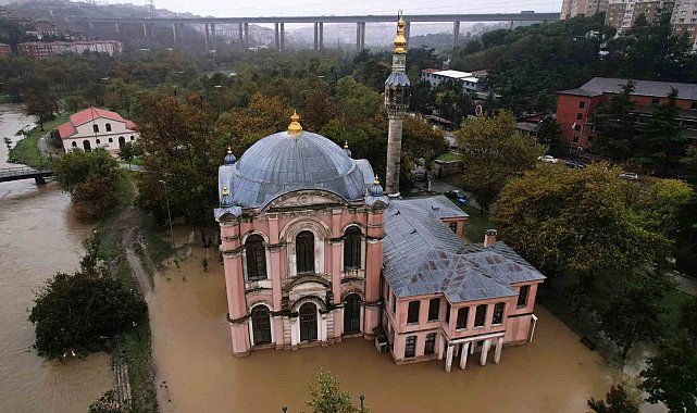 Sular altında kalan Sadabat Camii havadan görüntülendi