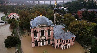 Sular altında kalan Sadabat Camii havadan görüntülendi