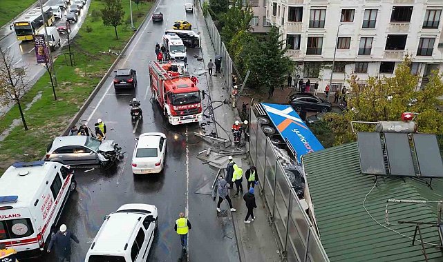 Sultangazi'de karşı şeride geçen kargo firması tırı, araçlara çarpıp yaklaşık 5 metreden bahçeye uçtu