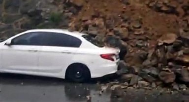 Sultangazi'de yağmurun etkisiyle duvar çöktü