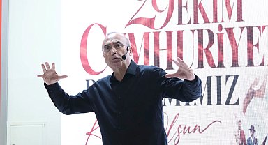Sunay Akın, "Cumhuriyete Giden Yol" gösterisiyle İzmitlilerle buluştu