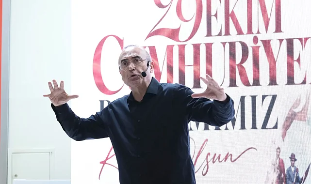 Sunay Akın, "Cumhuriyete Giden Yol" gösterisiyle İzmitlilerle buluştu