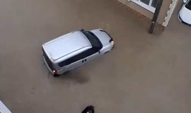 Susurluk'ta aniden bastıran sağanak yağış zor anlar yaşattı
