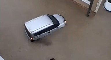 Susurluk'ta aniden bastıran sağanak yağış zor anlar yaşattı