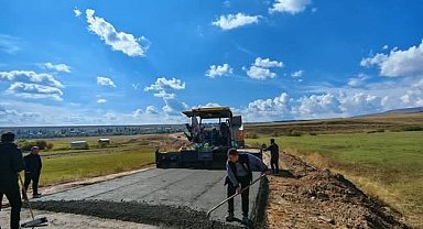 Susuz Kırçiçeği köyünde 1,5 kilometrelik beton yol çalışması başladı