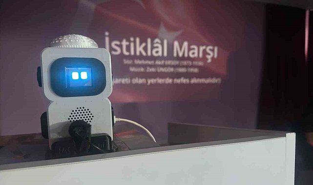 Takkesi ve parlayan gözleri ile çocukların arkadaşı robot 'Hacı Abi'