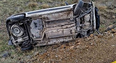 Takla atan otomobil korkuttu: 2 kişi yaralandı