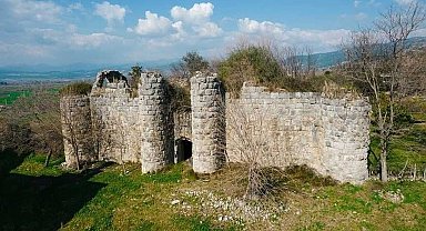 Tarihi Anacık Kalesi zamana direniyor