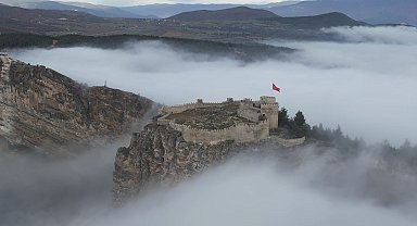 Tarihi Boyabat Kalesi sis denizinin üzerinde kaldı