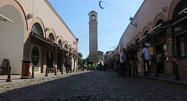 Tarihi Büyük Saat Kulesi'nin bulunduğu cadde trafiğe kapatıldı