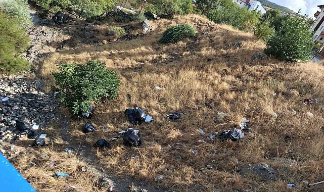 Tarihi Haburman Köprüsü civarına dökülen çöpler tepkiye neden oldu