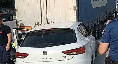 Tarsus'ta otomobil park halindeki tıra arkadan çarptı, sürücü yaralandı