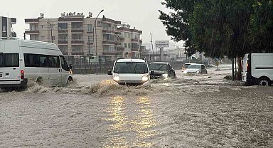 Tarsus'ta sağanak yağış hayatı olumsuz etkiledi: Yollar ve site bahçeleri su altında kaldı