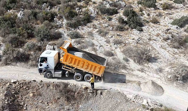 Tarsus'un kırsal mahallelerinde yol çalışmaları sürüyor