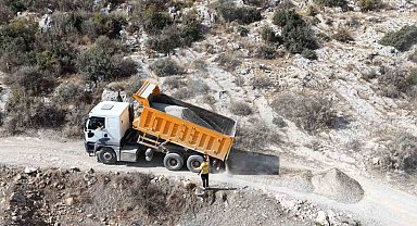 Tarsus'un kırsal mahallelerinde yol çalışmaları sürüyor