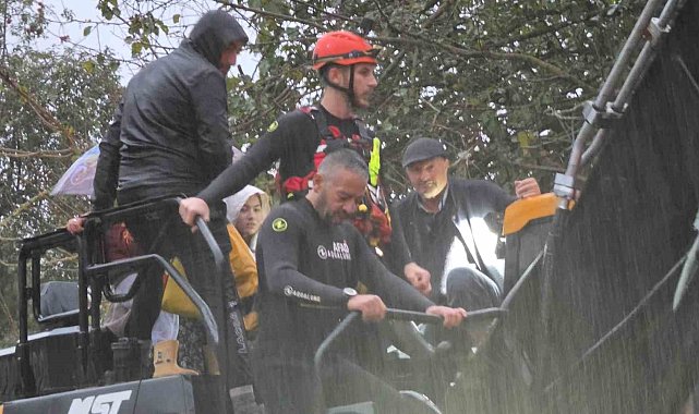 Taşan dere mahalleyi sular altında bıraktı: Mahsur kalan 48 kişi kurtarıldı