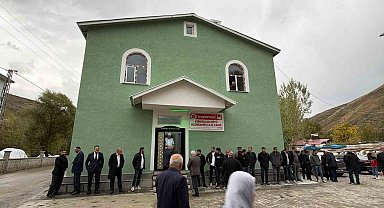 Tatvan'da hayırseverlerin desteğiyle yapılan cami ibadete açıldı