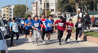 Tavşanlı'da gençler Cumhuriyet koşusunda ter döktü
