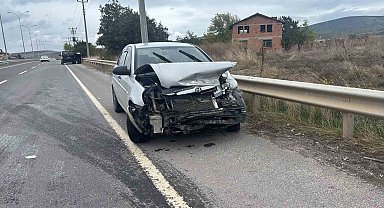 Tavşanlı'da otomobil bariyerlere çarptı: 1 yaralı