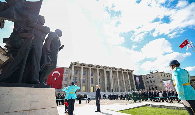 TBMM Başkanı Kurtulmuş, Atatürk Anıtı'na çelenk bıraktı