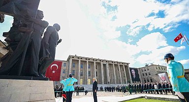 TBMM Başkanı Kurtulmuş, Atatürk Anıtı'na çelenk bıraktı