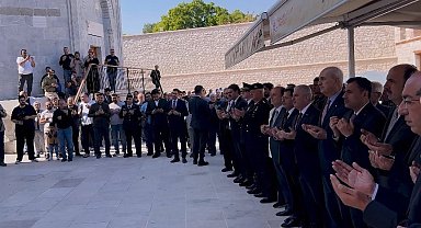 TBMM Başkanı Kurtulmuş, Sultanlar Türbesi Saygı Nöbeti değişimi izledi