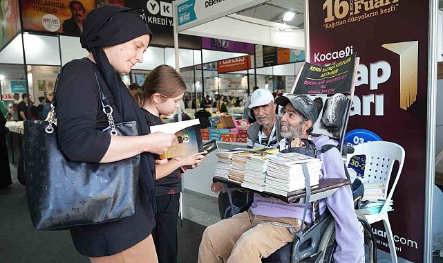 Tek parmağıyla 27 kitap yazdı
