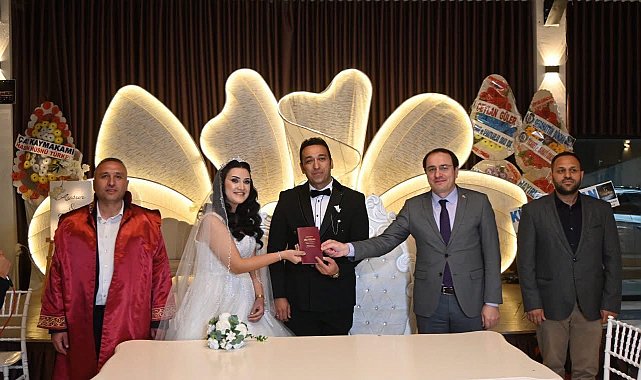 Tekin çiftinin nikahlarını Kaymakam Türker kıydı