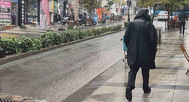 Tekirdağ'da beklenen yağış etkisini gösterdi, yollar adeta dereye döndü