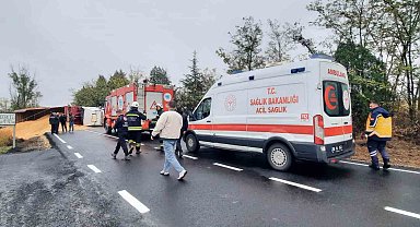 Tekirdağ'da devrilen tır yolu kapattı, tonlarca kepek yola saçıldı