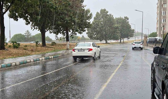 Tekirdağ'da sağanak yağış hayatı olumsuz etkiledi