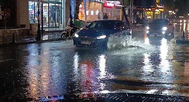 Tekirdağ'da şiddetli yağış: Cadde göle döndü, sürücüler zorlandı