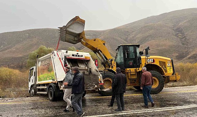 Tekman'da çöp kamyoneti kaza yaptı: 1 yaralı