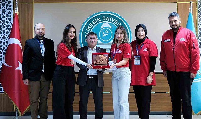 TEKNOFEST'te üçüncülük ödülü getiren projeye Rektör Oğurlu'dan tebrik