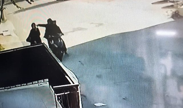 Telefonla konuşurken kapkaça uğradı : O anlar kamerada