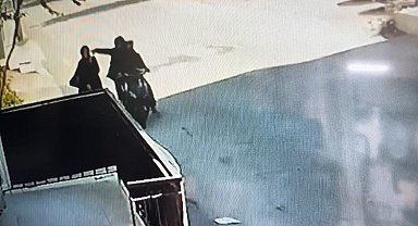 Telefonla konuşurken kapkaça uğradı : O anlar kamerada