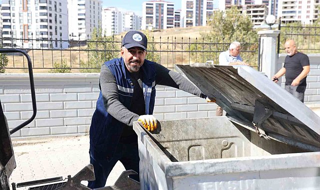 Temizlik esnasında bulduğu çantanın içerisinde 600 bin liralık döviz ve altın çıktı, sahibine ulaştırdı