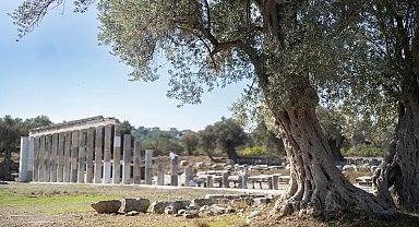 Teos'un taşları 2 bin 200 yıllık tarihi gün yüzüne çıkarıyor