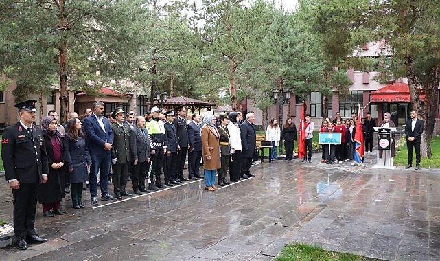 Tercan'da Cumhuriyet Bayramı dolayısıyla çelenk sunma töreni düzenlendi