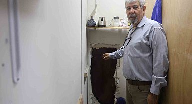Terzinin duvarını delip bitişiğindeki kuyumcuya giren acemi hırsızlar, çelik kasayı açamayınca elleri boş döndüler