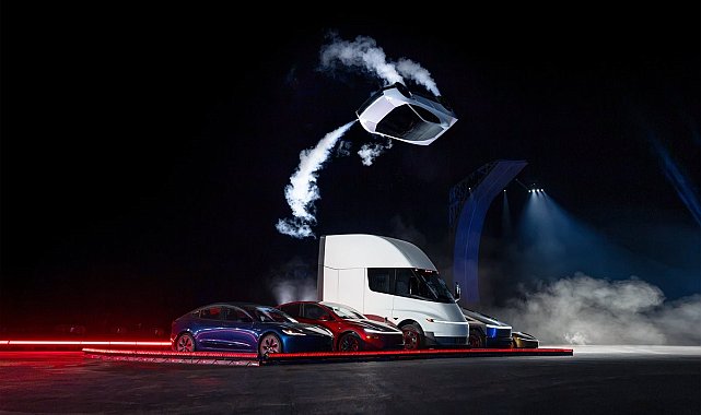 Tesla yeni nesil otomobili Roadster'ı tanıttı: Rampada tırmandıktan sonra havada süzülerek zemine indi