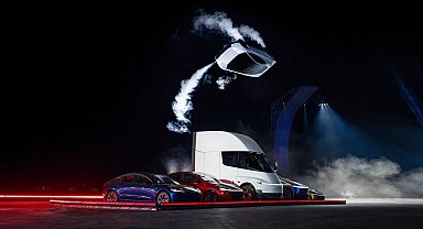 Tesla yeni nesil otomobili Roadster'ı tanıttı: Rampada tırmandıktan sonra havada süzülerek zemine indi