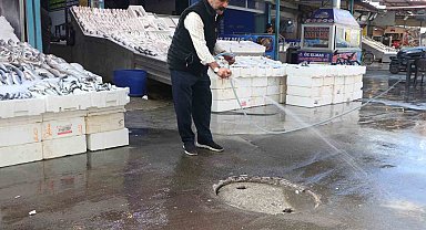 Tıkanan kanalizasyon giderini kendi açan esnaf ASKİ'ye tepki gösterdi