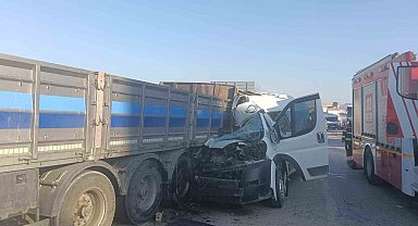 Tıra çarpan minibüs hurdaya döndü: 1 yaralı