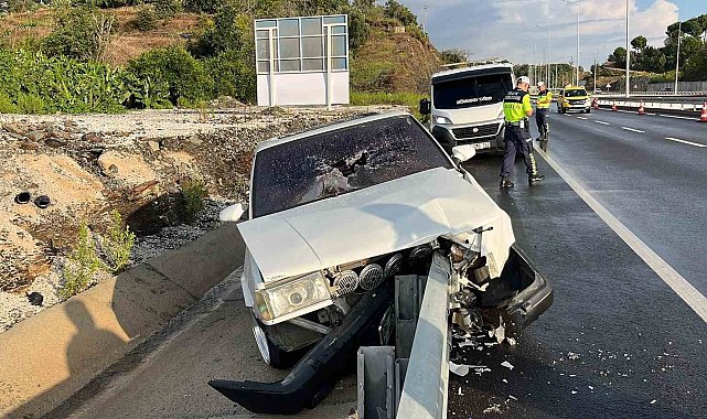 Tofaş otomobil, demir bariyerlere ok gibi saplandı, sürücü yaralandı