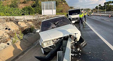 Tofaş otomobil, demir bariyerlere ok gibi saplandı, sürücü yaralandı
